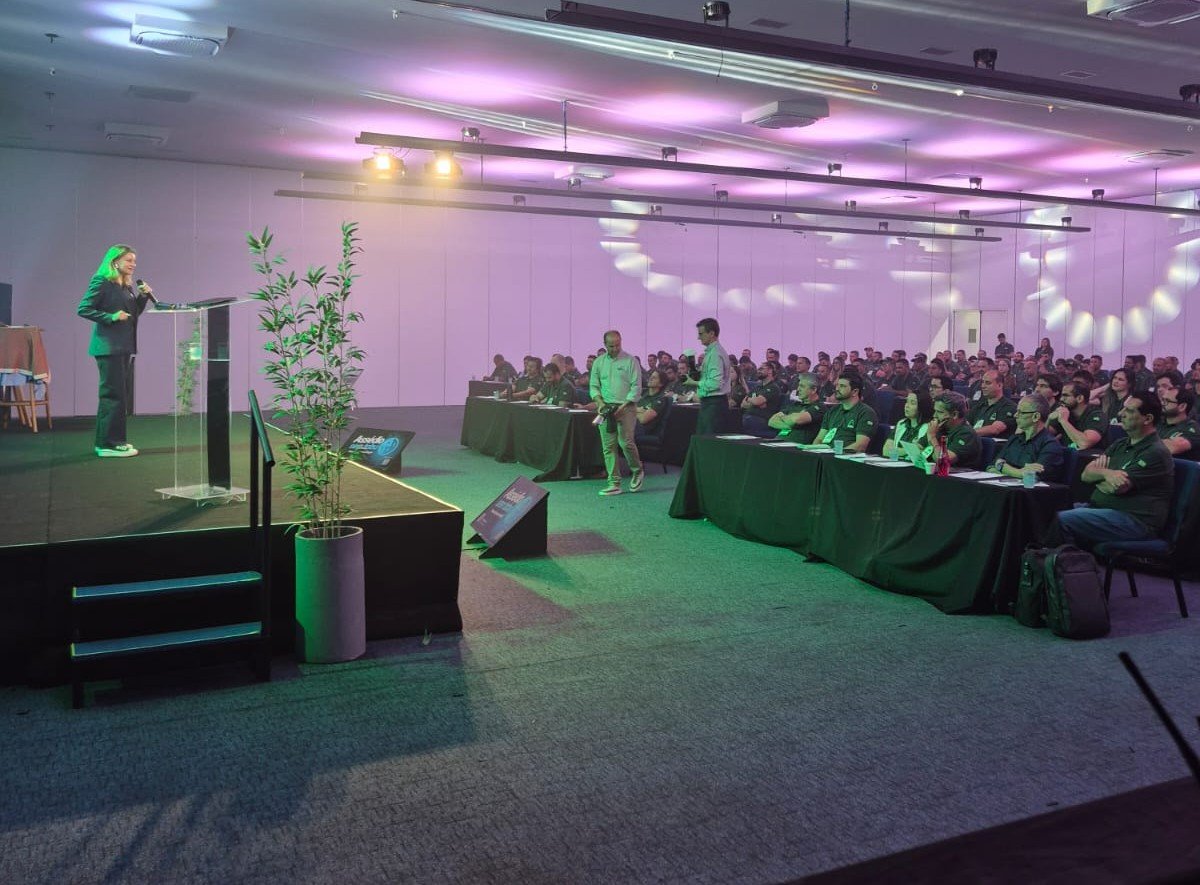 Palco e auditório durante apresentação da Toque eXperience