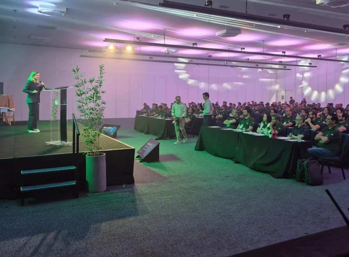 Palco e auditório durante apresentação da Toque eXperience