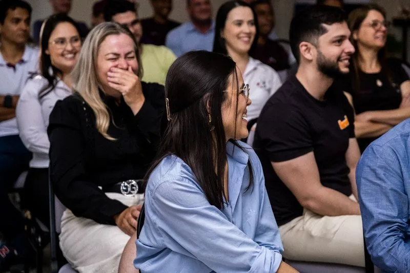 Plateia acompanhando a apresentação teatral corporativa