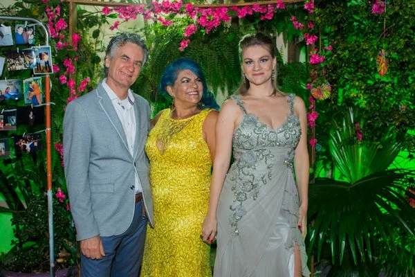 Larissa com os fundadores Reinaldo e Eliane Rizk, na comemoração de 25 anos da Toque eXperience