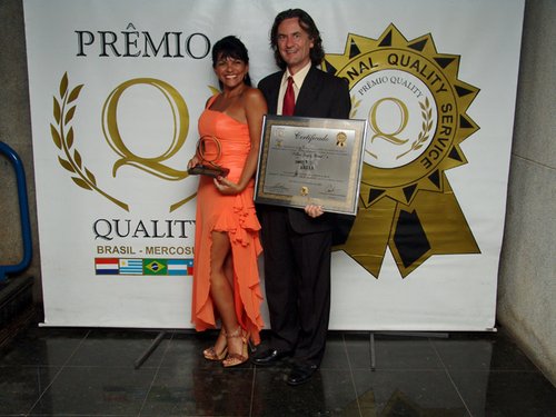Eliane e Reinaldo Rizk recebendo o Prêmio Quality