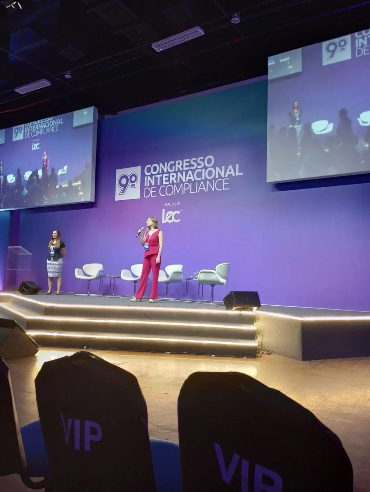 Larissa Rizk no palco do 9º Congresso Internacional de Compliance em 2022